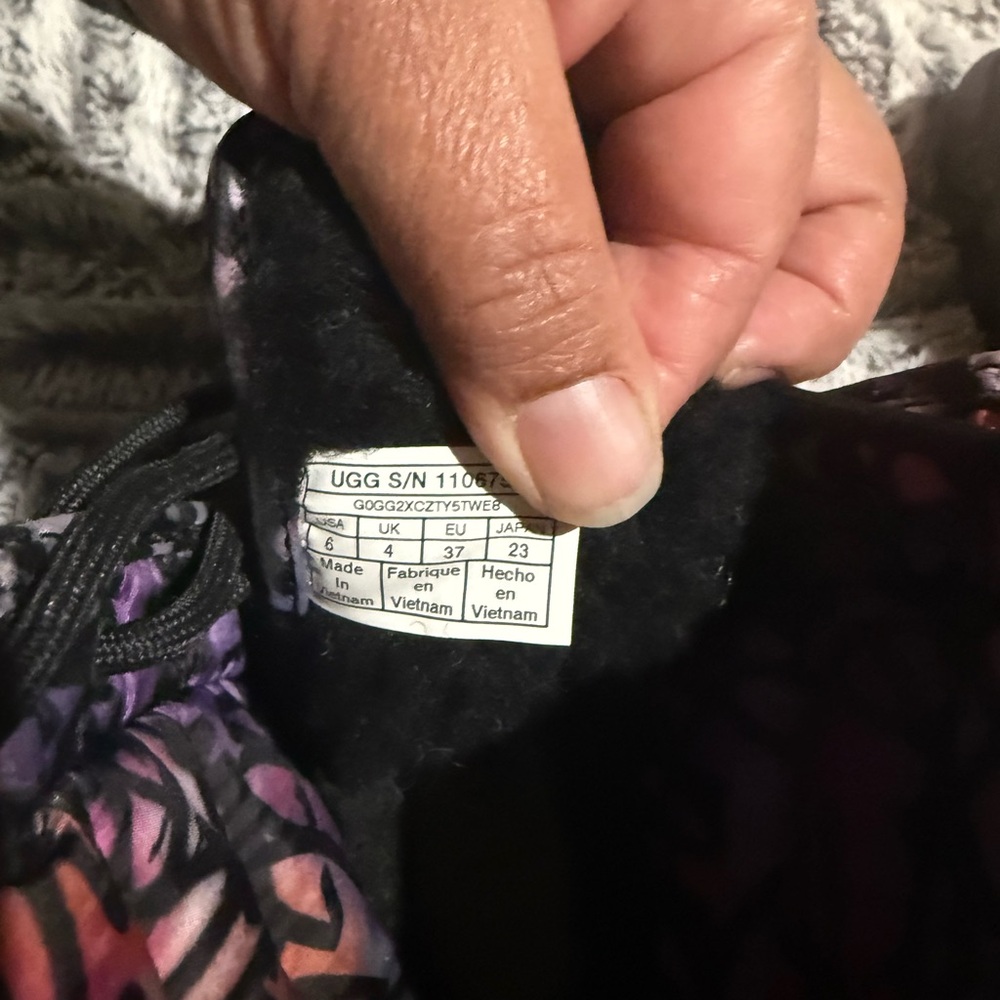 (NWOT)UGG Women's Adirondack III Graffiti Waterproof Boots - Picture 12 of 12